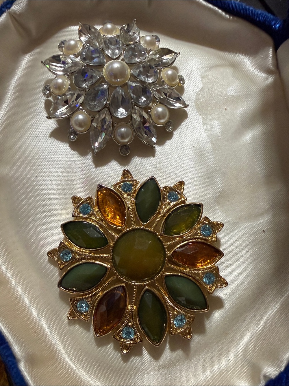 Avon 2012 collector brooch pearl and rhinestone plus gold and green brooch